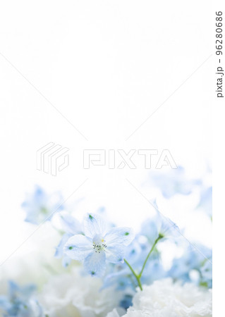 白と水色の花 喪中ハガキの写真素材 白と水色の花 喪中ハガキの写真素材 96280686