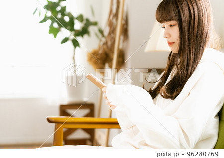 スマホを見て疲れを感じる若い女性 スマホを見て疲れを感じる若い女性 96280769