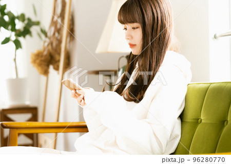 スマホを見て疲れを感じる若い女性 96280770