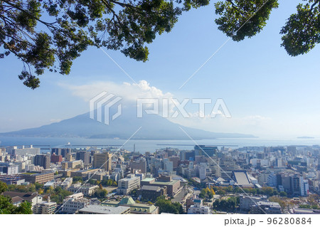 城山展望台からの鹿児島市街と桜島 96280884