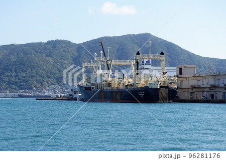 捕鯨母船「日新丸」8145総トン 下関港16号岸壁13時 捕鯨母船「日新丸」8145総トン 下関港16号岸壁13時 96281176