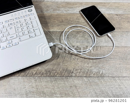 ノートパソコンとスマホ　データ転送 96281201