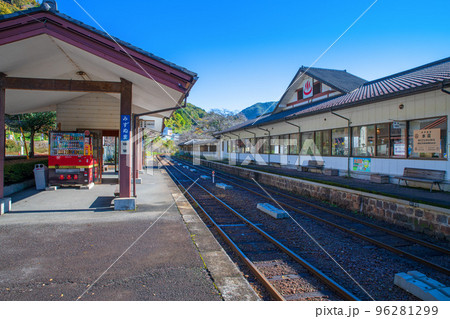 水沼駅　プラットフォームから撮影　わたらせ渓谷鉄道　秋の季節　 96281299