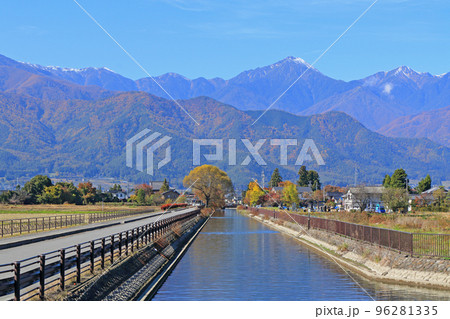 秋の安曇野　拾ヶ堰と北アルプス 96281335