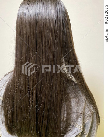 ロングヘアスタイルの女の子の後ろ姿 96282055