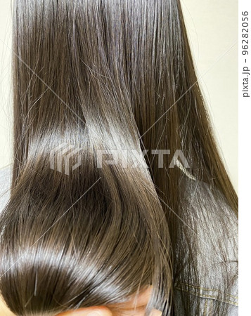 艶髪の女の子の後姿 96282056