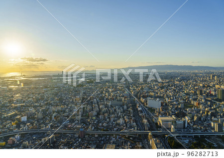 大阪　あべのハルカスからの眺望　美しい夕日 96282713