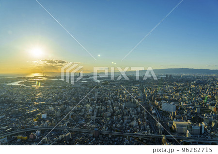 大阪　あべのハルカスからの眺望　美しい夕日 96282715