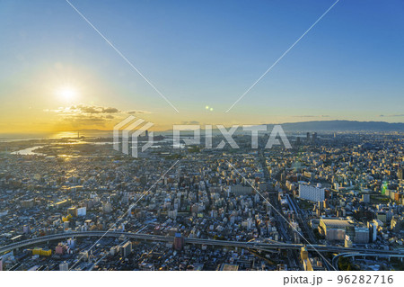 大阪　あべのハルカスからの眺望　美しい夕日 96282716
