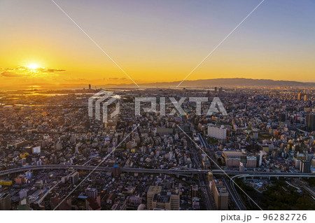 大阪あべのハルカスからの眺望　夕日を浴びる都会の街並み 96282726