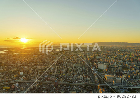 大阪あべのハルカスからの眺望 夕日を浴びる都会の街並み 大阪あべのハルカスからの眺望 夕日を浴びる都会の街並み 96282732