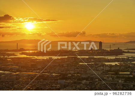 大阪あべのハルカスからの眺望　夕日を浴びる都会の街並み 96282736