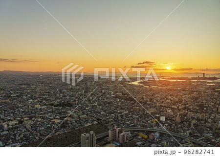 大阪あべのハルカスからの眺望　夕日を浴びる都会の街並み 96282741