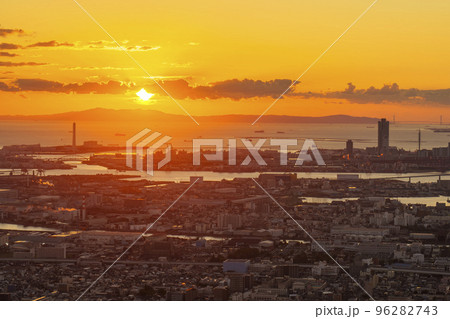 大阪あべのハルカスからの眺望　夕日を浴びる都会の街並み 96282743