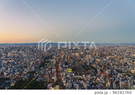 大阪あべのハルカス展望台　夕日に染まる都会の街並み 96282760
