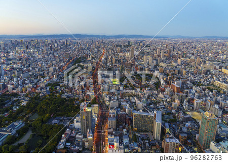 大阪あべのハルカス展望台　夕日に染まる都会の街並み 96282763