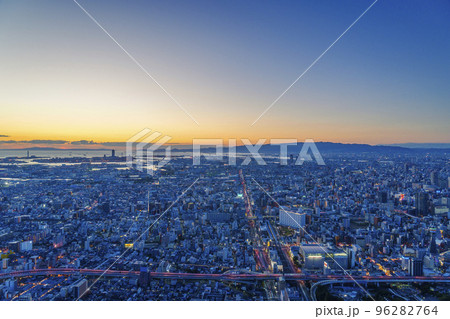 大阪あべのハルカス展望台　夕日に染まる都会の街並み 96282764