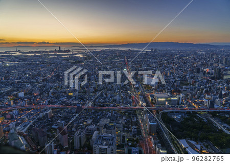 大阪あべのハルカス展望台　夕日に染まる都会の街並み 96282765