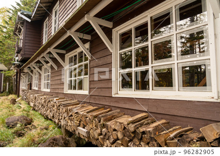 長野県　白駒池の湖畔に佇む山小屋の白駒荘　積み上げられた薪 96282905