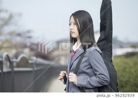 ギターを背負った女子高生 96282939