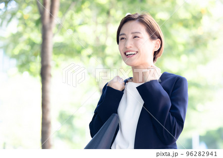 ビジネス 外を歩く女性のポートレート ビジネス 外を歩く女性のポートレート 96282941