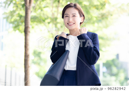 ビジネス　外を歩く女性のポートレート 96282942