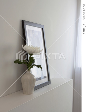 遺影を飾って故人を偲ぶ　 96283278