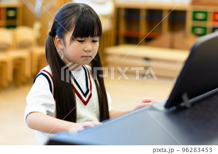 ピアノの練習をする小学生 96283453