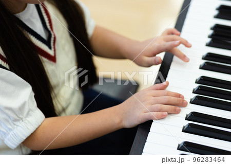 ピアノの練習をする小学生 ピアノの練習をする小学生 96283464