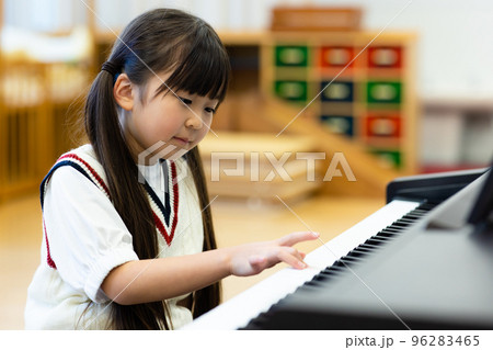 ピアノの練習をする小学生 96283465