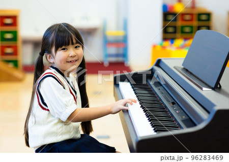 ピアノの練習をする小学生 ピアノの練習をする小学生 96283469