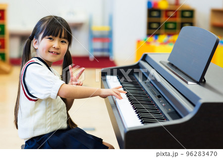 ピアノの練習をする小学生 ピアノの練習をする小学生 96283470