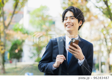 屋外を歩くビジネスマン 屋外を歩くビジネスマン 96283487