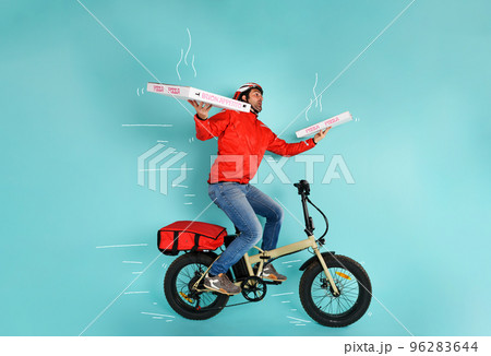 Deliveryman runs fast with electric bike to deliver pizza 96283644