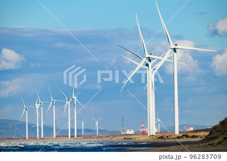 海岸に並ぶ風力発電の風車 96283709