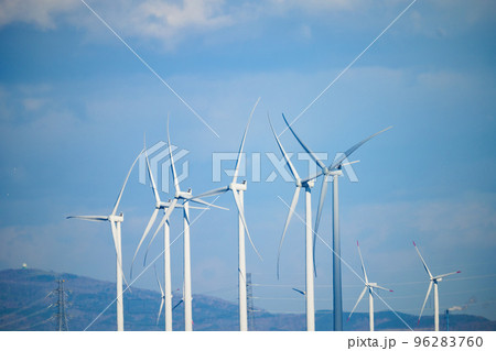 海岸に並ぶ風力発電の風車 96283760