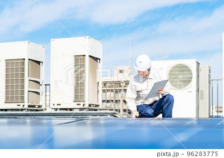 ソーラーパネルを点検するエンジニア　太陽光発電 96283775