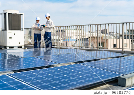 ソーラーパネルを点検するエンジニア 太陽光発電 ソーラーパネルを点検するエンジニア 太陽光発電 96283776