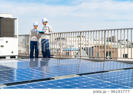 ソーラーパネルを点検するエンジニア 太陽光発電 ソーラーパネルを点検するエンジニア 太陽光発電 96283777