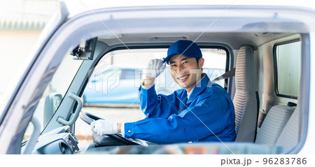 トラックを運転するデリバリースタッフ　セールスドライバー 96283786