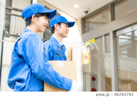 荷物を届けるデリバリースタッフ　セールスドライバー 96283792
