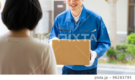 荷物を届けるデリバリースタッフ セールスドライバー 荷物を届けるデリバリースタッフ セールスドライバー 96283795
