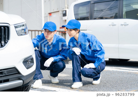 自動車を点検する作業員　自動車整備　ロードサービス 96283799