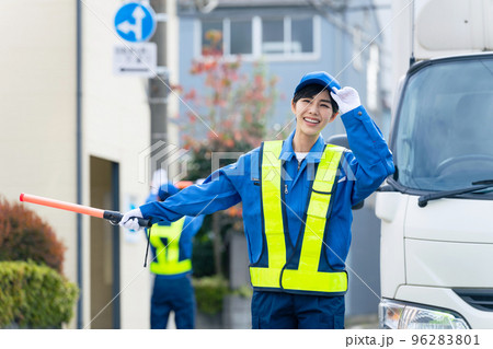 交通誘導する警備員 96283801