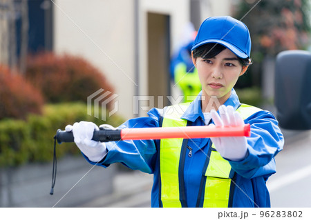 通行止めする警備員 96283802