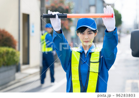 通行止めする警備員 96283803