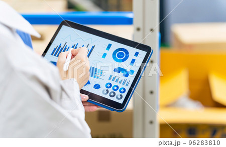 タブレットでデータを見る作業員 タブレットでデータを見る作業員 96283810