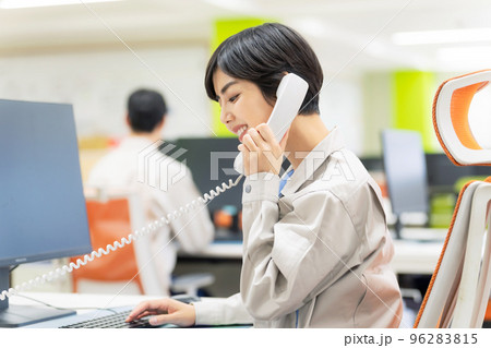 オフィスで電話応対する従業員 96283815