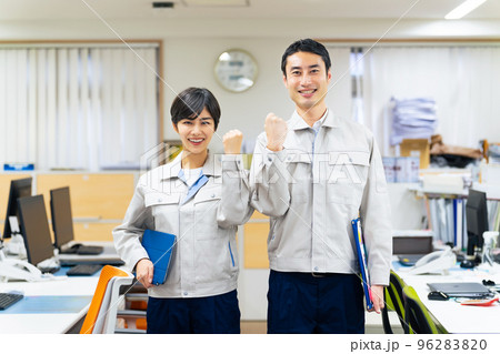 オフィスでガッツポーズする従業員 96283820