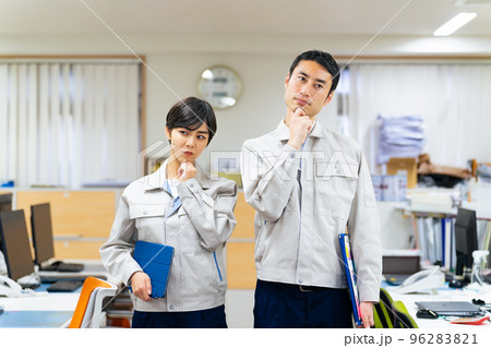 オフィスで悩む従業員 96283821